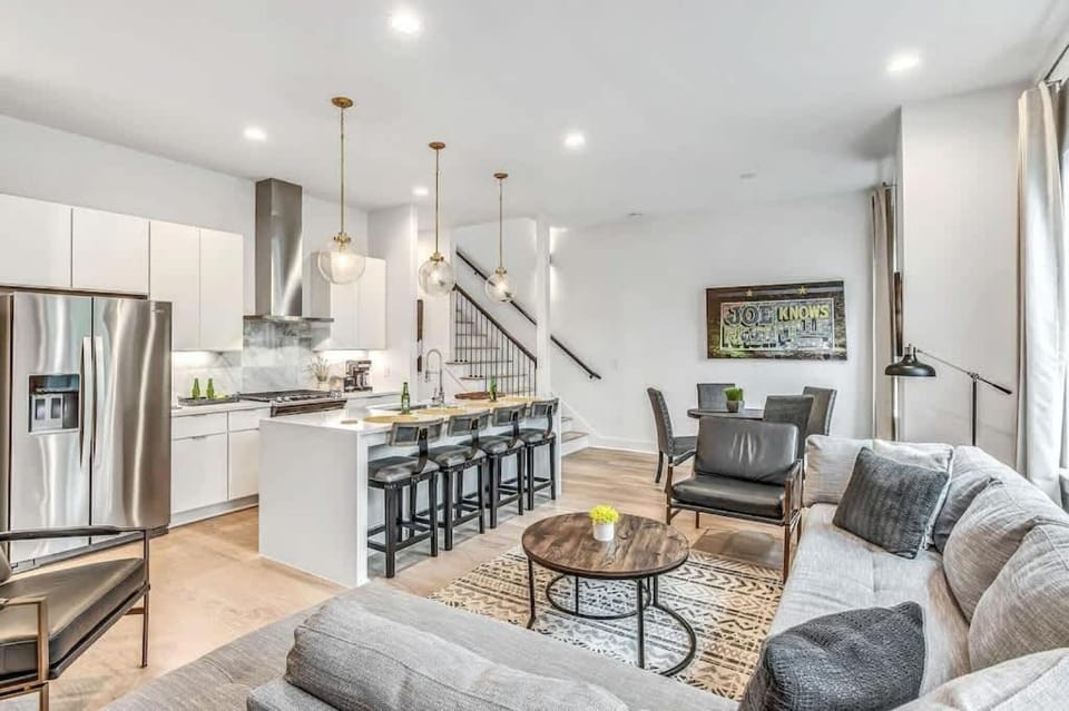 Kitchen or kitchenette, Living room, Seating area, Dining area, oven, stove