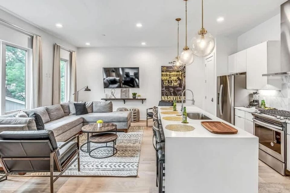 Communal lounge/ TV room, TV and multimedia, Kitchen or kitchenette, Living room, Seating area, Dining area, oven, stove