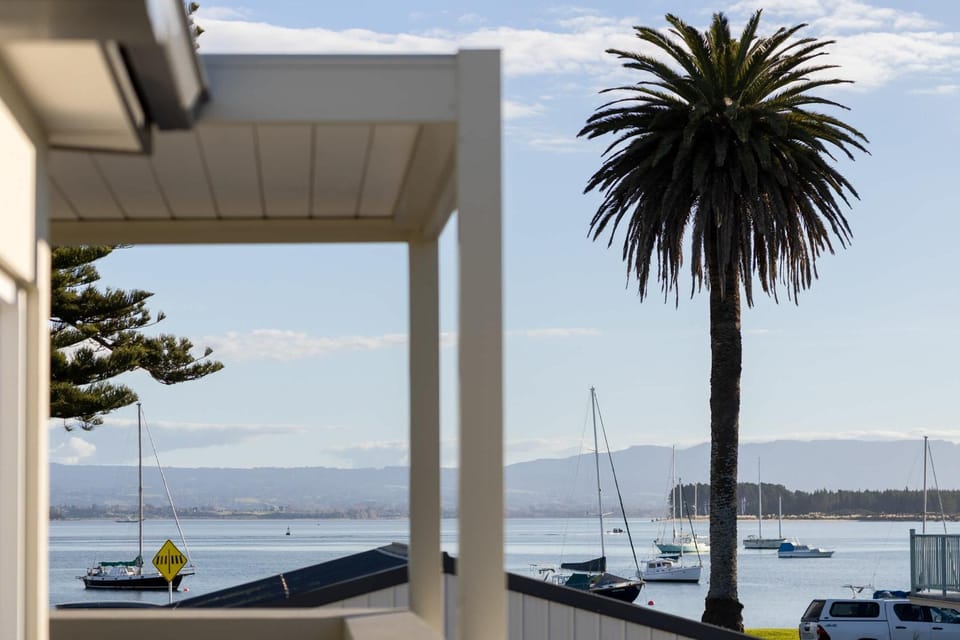 Spacious Retreat Steps to Beach Shops & Hot Pools House in Bay Of Plenty