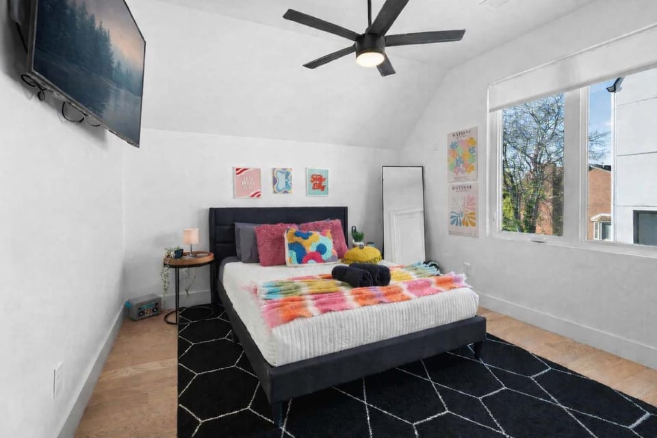 Bed, TV and multimedia, Photo of the whole room, Bedroom