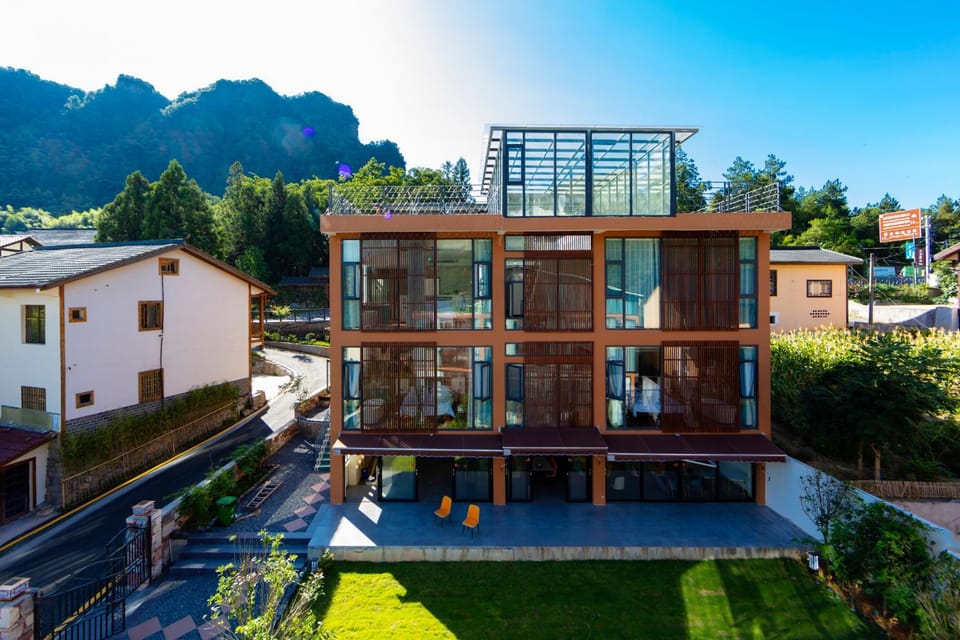 Property building, Spring, Day, Natural landscape, Garden, Balcony/Terrace, Garden view, Mountain view