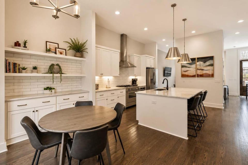 Kitchen or kitchenette, Photo of the whole room, Dining area, oven, stove