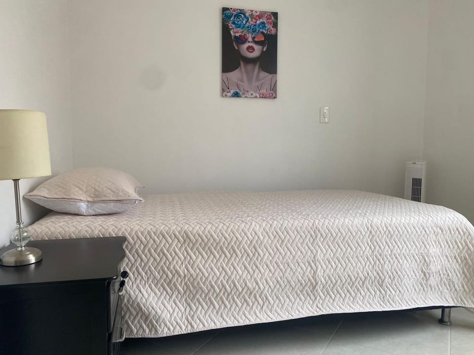 Apartamento renovado parque La Floresta, reserva minimo de 21 dias Apartment in Medellin
