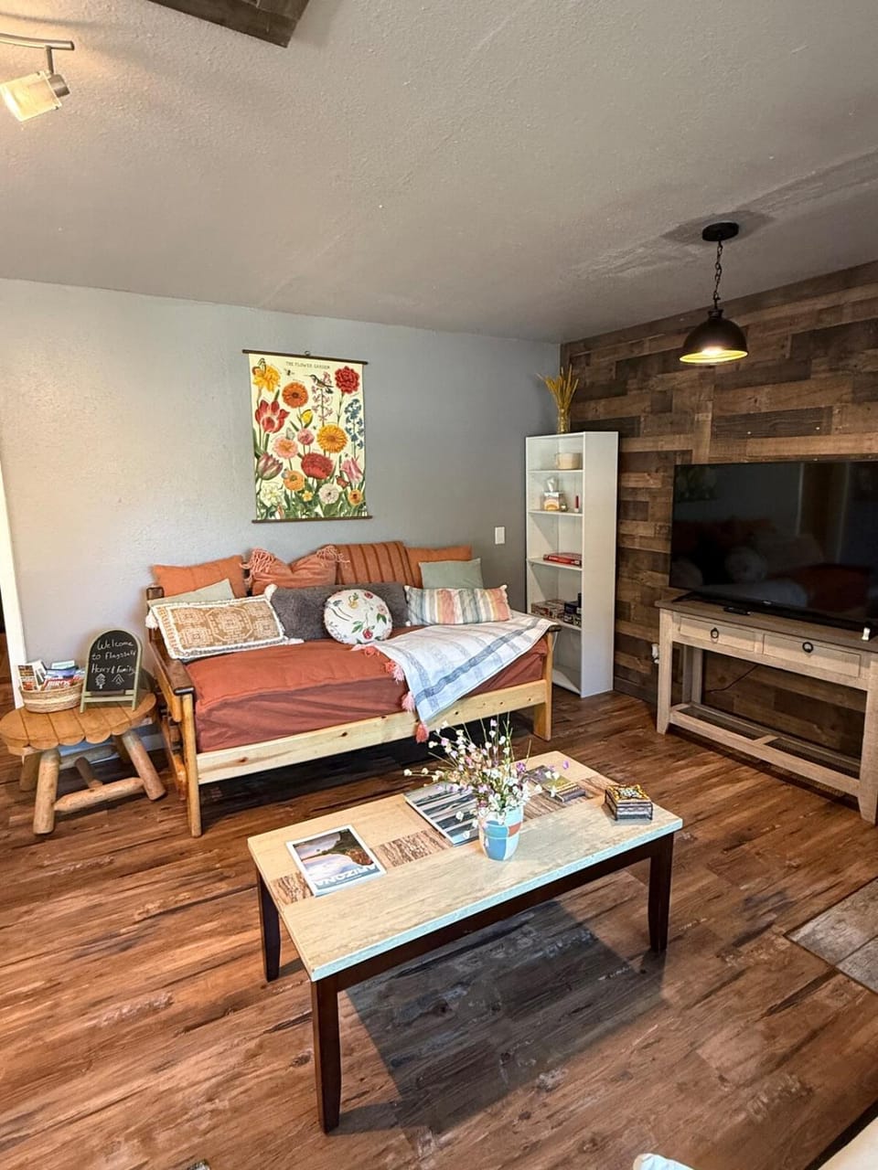 Bed, Living room, Photo of the whole room, Seating area, Bedroom, fireplace