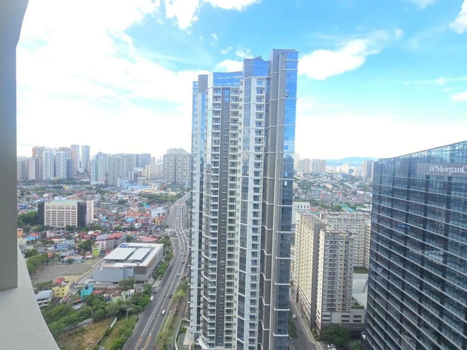 BGC Uptown Parksuites Cosy 1 Bedroom Suite with balcony 300MBPS wifi Apartment in Makati
