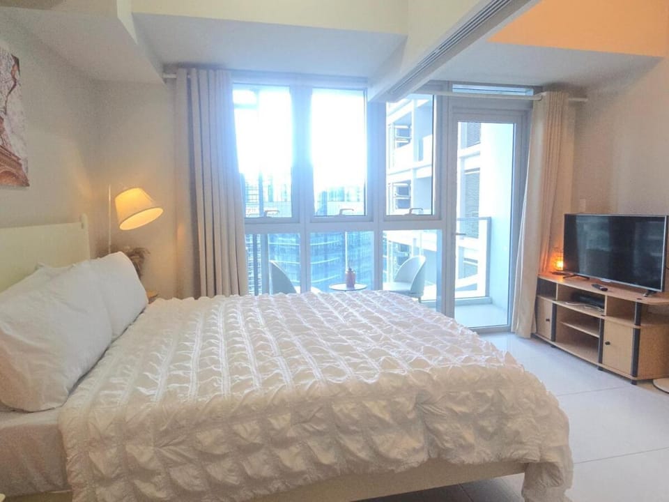 BGC Uptown Parksuites Cosy 1 Bedroom Suite with balcony 300MBPS wifi Apartment in Makati