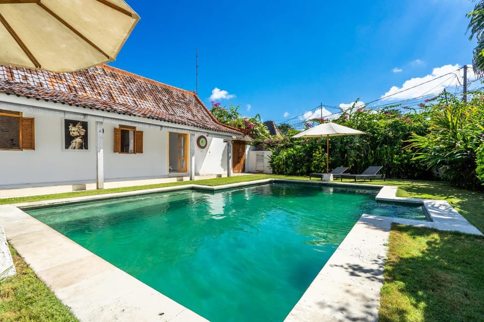 Garden view, Pool view, Swimming pool, sunbed