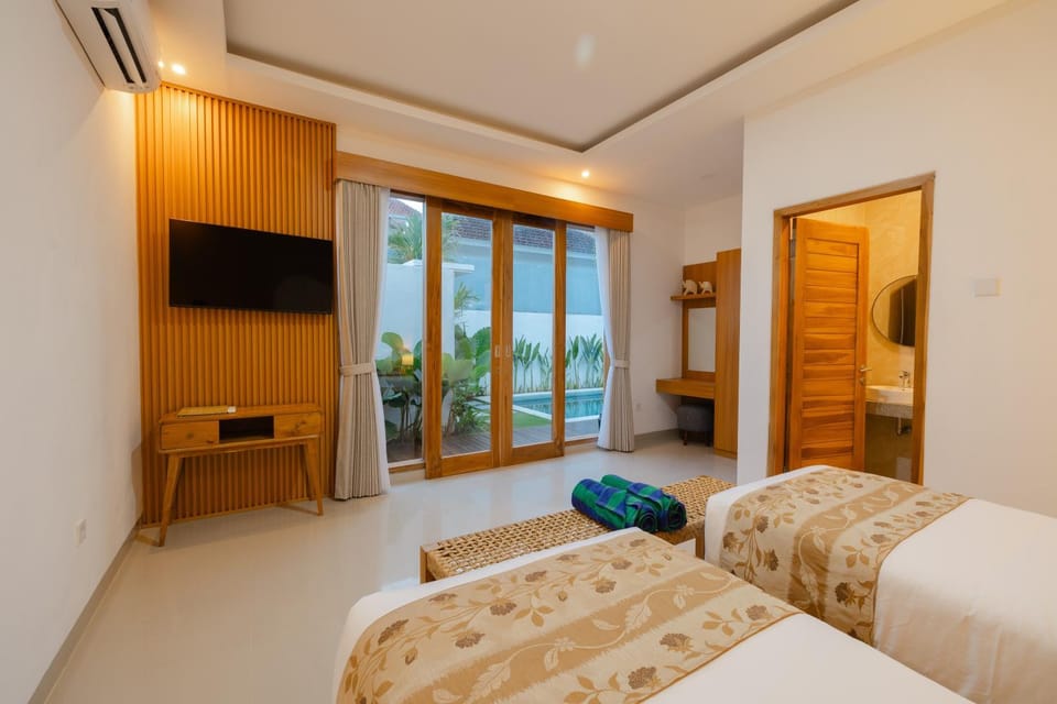 Communal lounge/ TV room, Bed, TV and multimedia, Photo of the whole room, Evening entertainment, Bedroom, Swimming pool, towels, air conditioner
