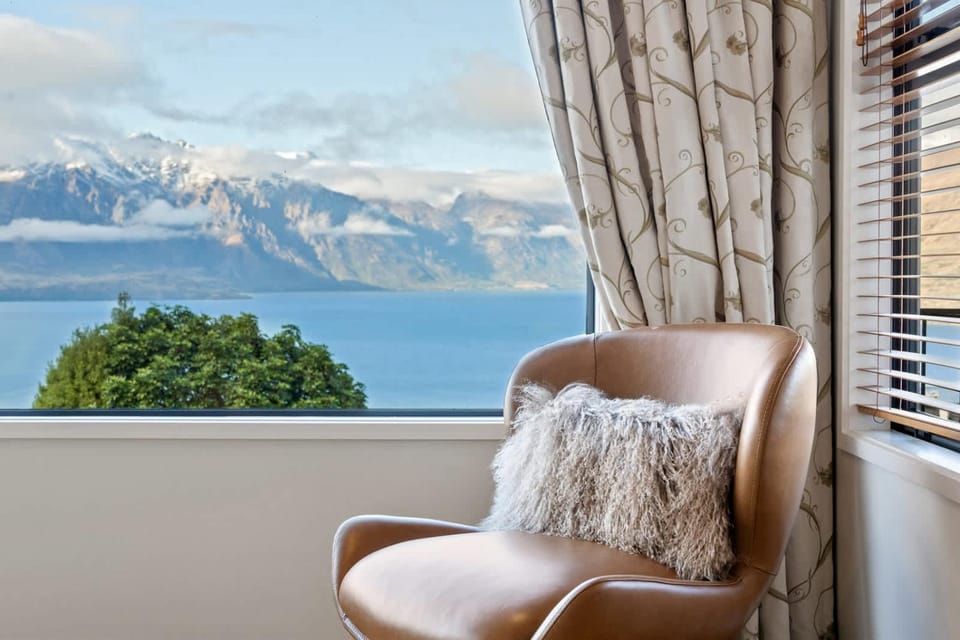 Elevated Elegance in Fernhill Apartment in Queenstown