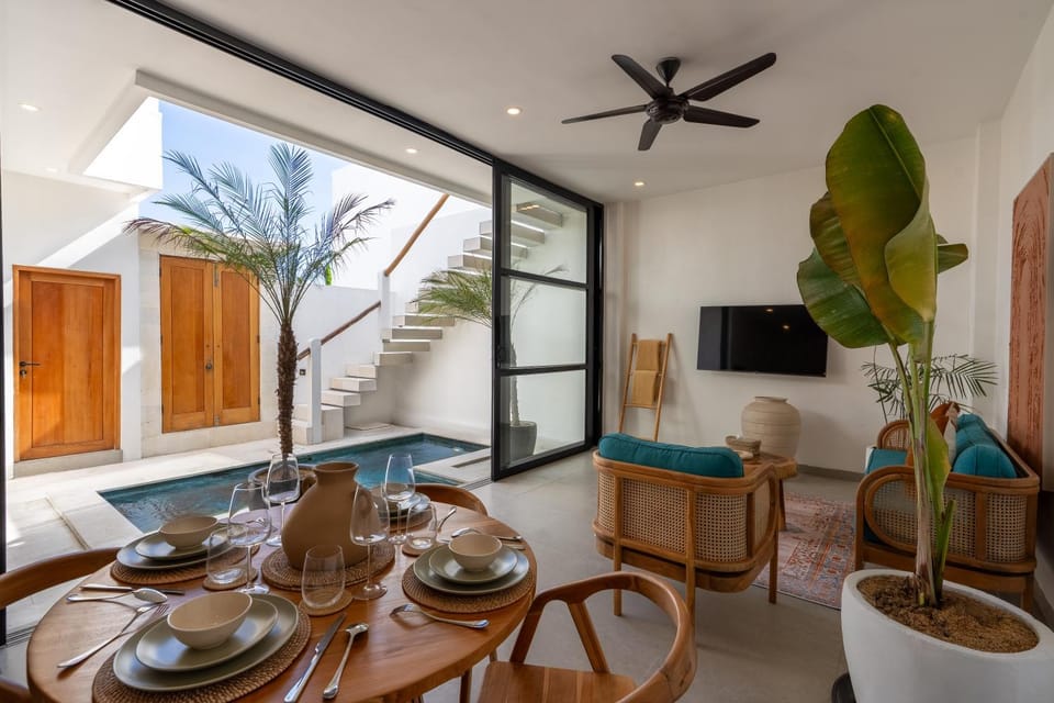 Dining area, Pool view