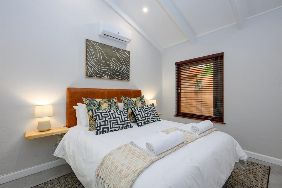 Bedroom, wardrobe, air conditioner