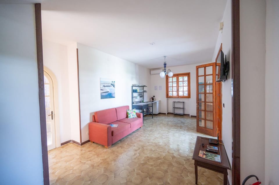 TV and multimedia, Kitchen or kitchenette, Living room, Seating area, wardrobe