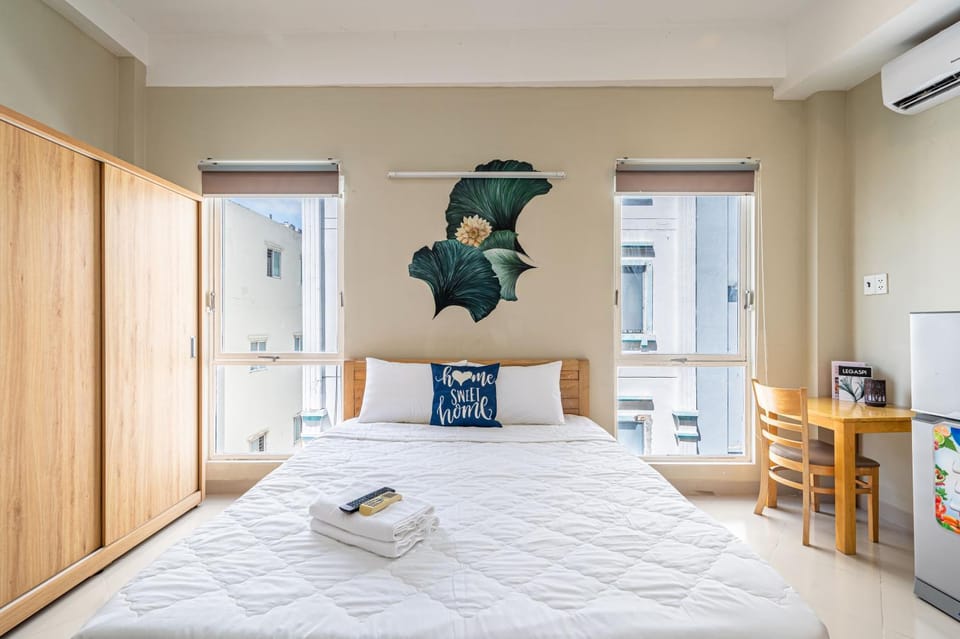 Bed, Photo of the whole room, Bedroom, hair dresser, towels, air conditioner