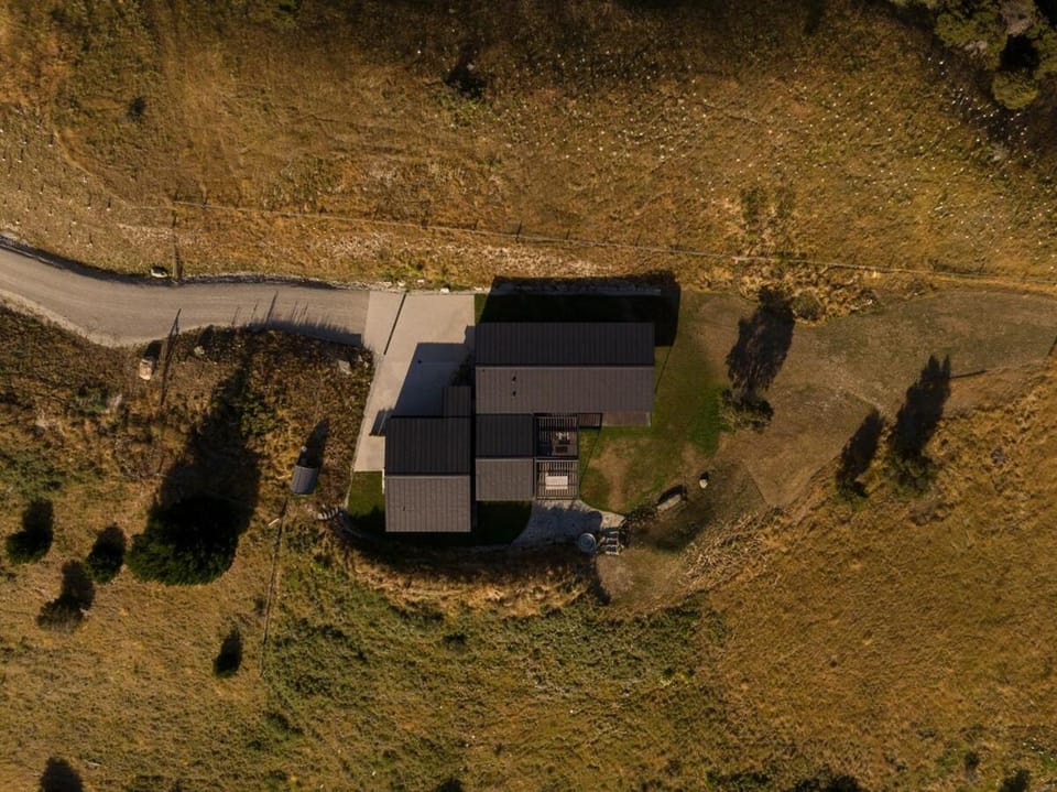Luxury Passive House on a 50 acre lakeside farm Villa in Wanaka