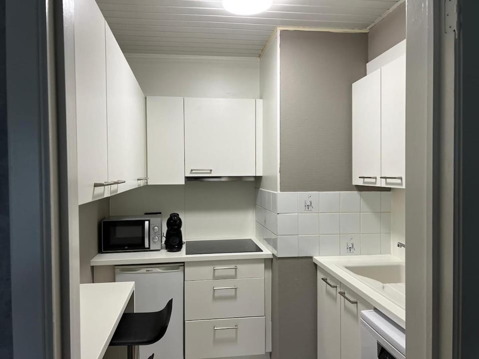 Coffee/tea facilities, Kitchen or kitchenette, dishwasher, stove