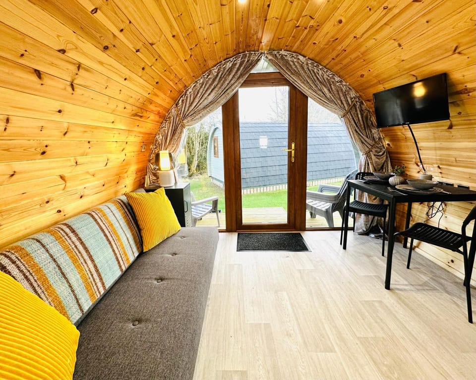 Communal lounge/ TV room, Natural landscape, TV and multimedia, Living room, Seating area, Dining area, Evening entertainment, Mountain view