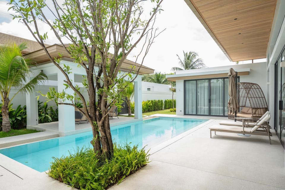 Pool view, Swimming pool, sunbed