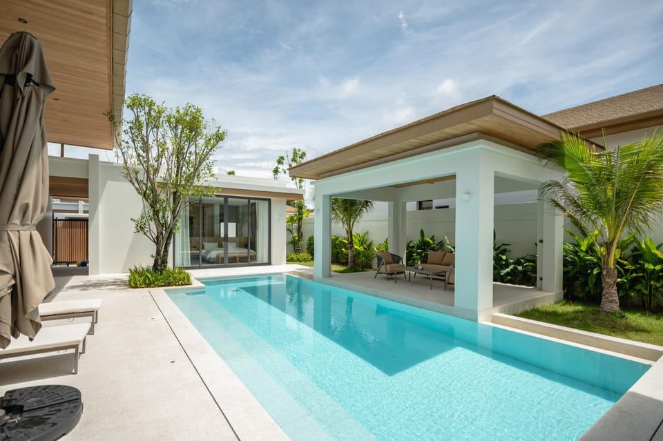 Garden view, Pool view, Swimming pool, sunbed