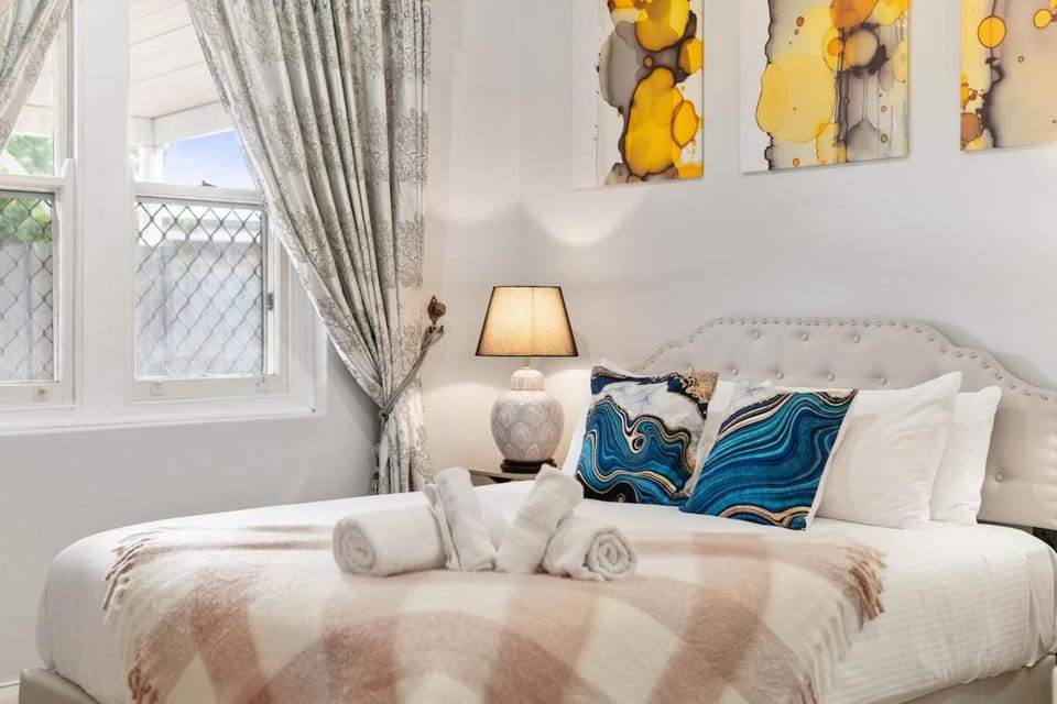 Stylish 2 Bedroom Unit Close to CBD House in Adelaide