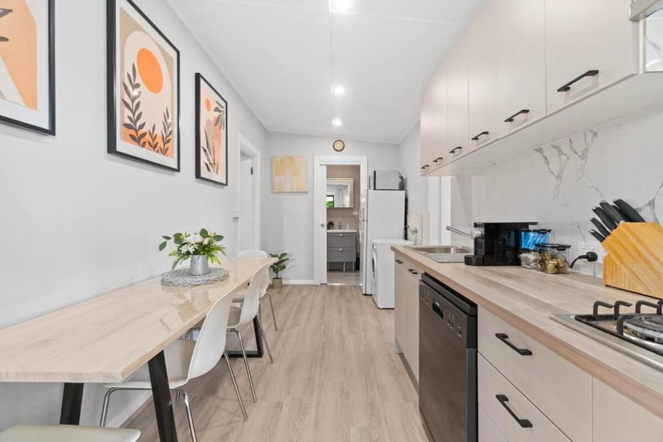 Stylish 2 Bedroom Unit Close to CBD House in Adelaide