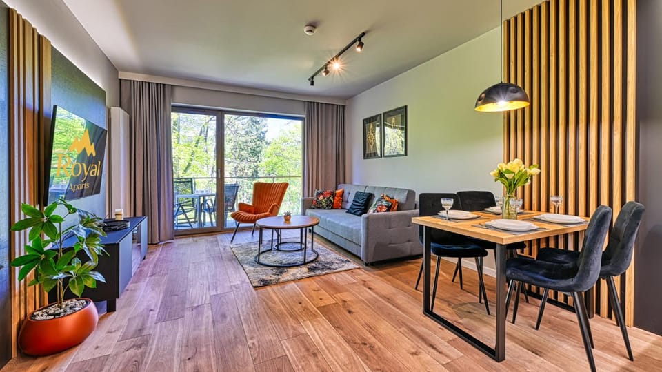 TV and multimedia, Seating area, Dining area