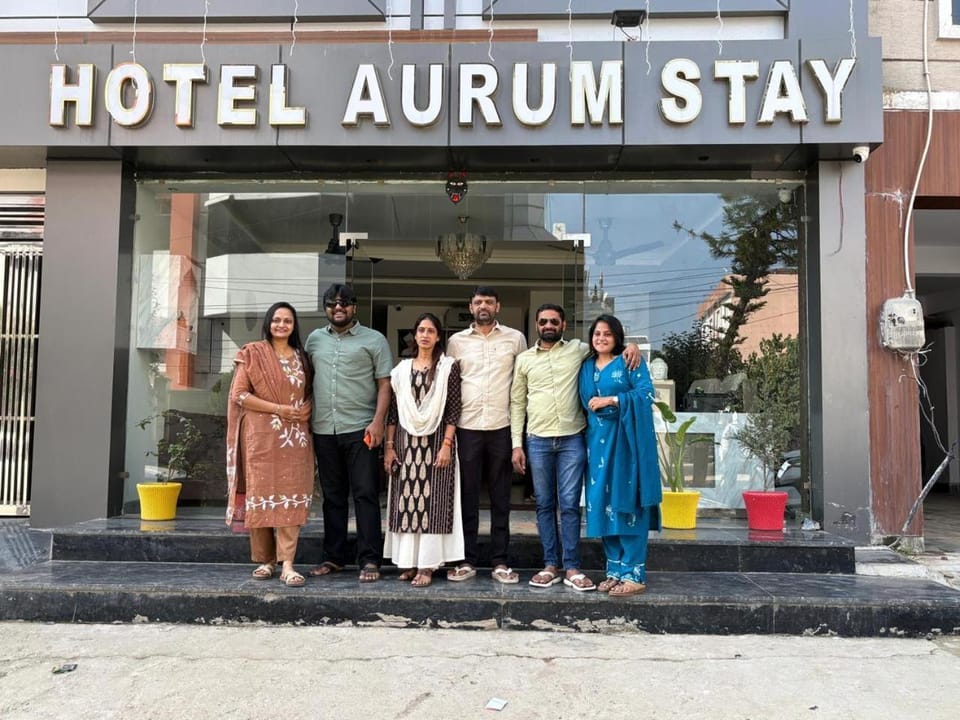 Restaurant/places to eat, group of guests