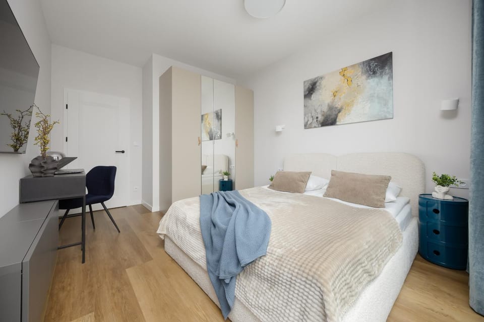 Bed, TV and multimedia, Photo of the whole room, Seating area, Bedroom, towels