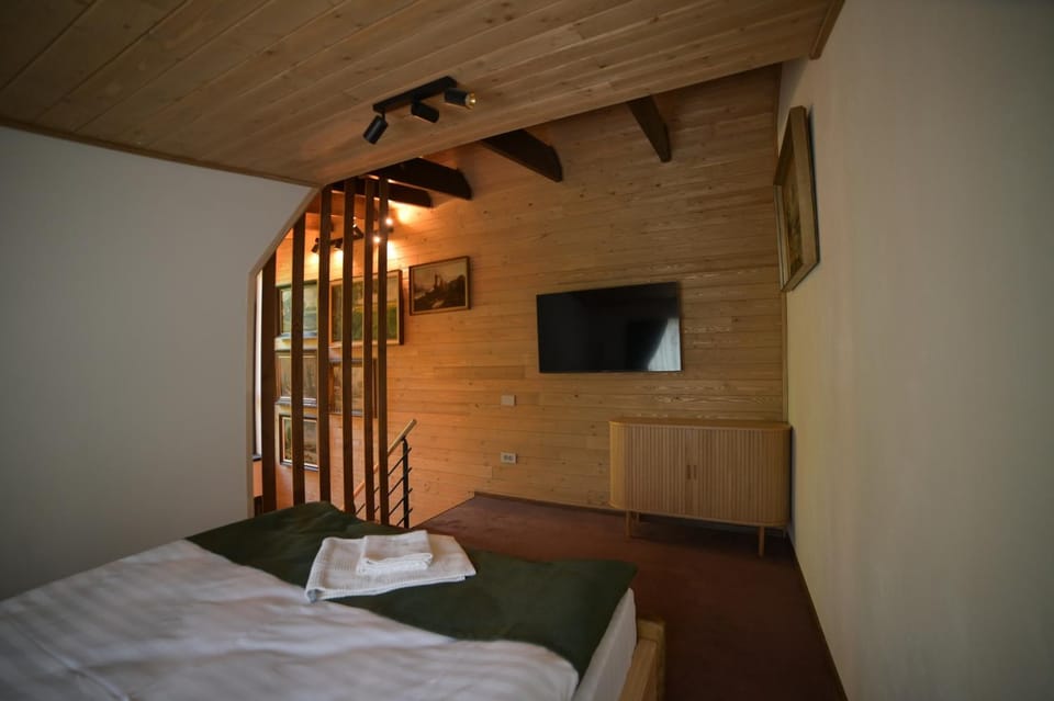 TV and multimedia, Photo of the whole room, Bedroom