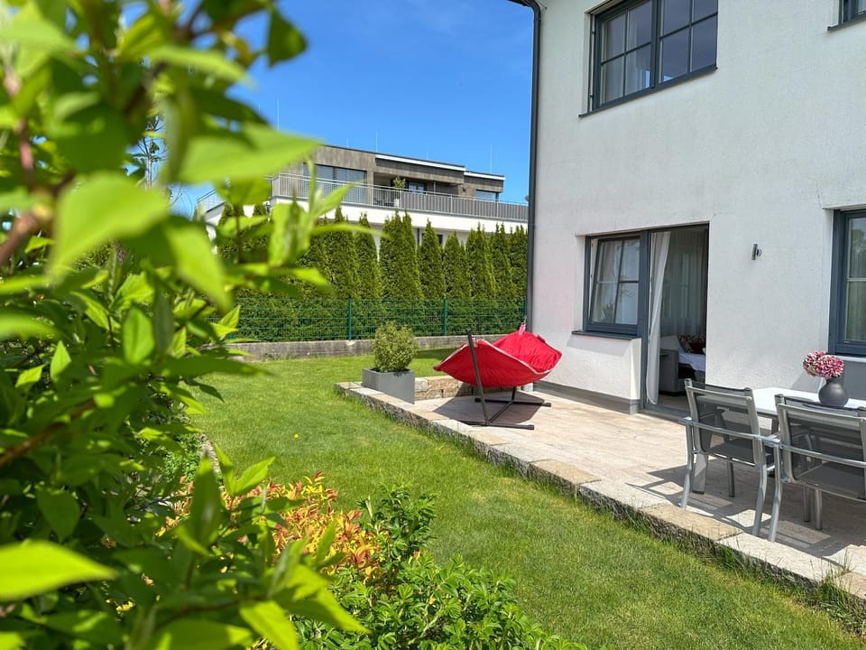 Property building, Day, Garden, Balcony/Terrace, Seating area, Dining area, Garden view