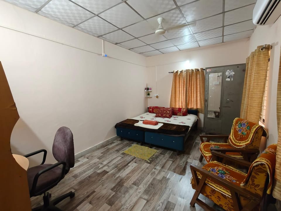 Bed, Seating area, Bedroom