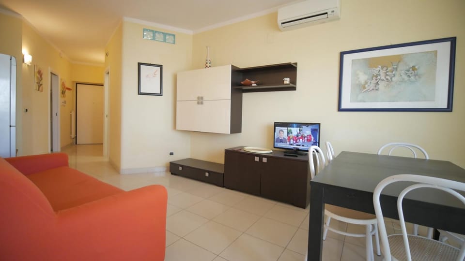 Living room, Seating area, Dining area, air conditioner