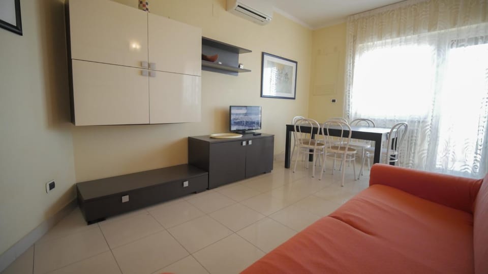 TV and multimedia, Seating area, air conditioner