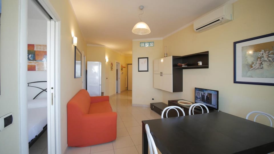 TV and multimedia, Seating area, Dining area, air conditioner