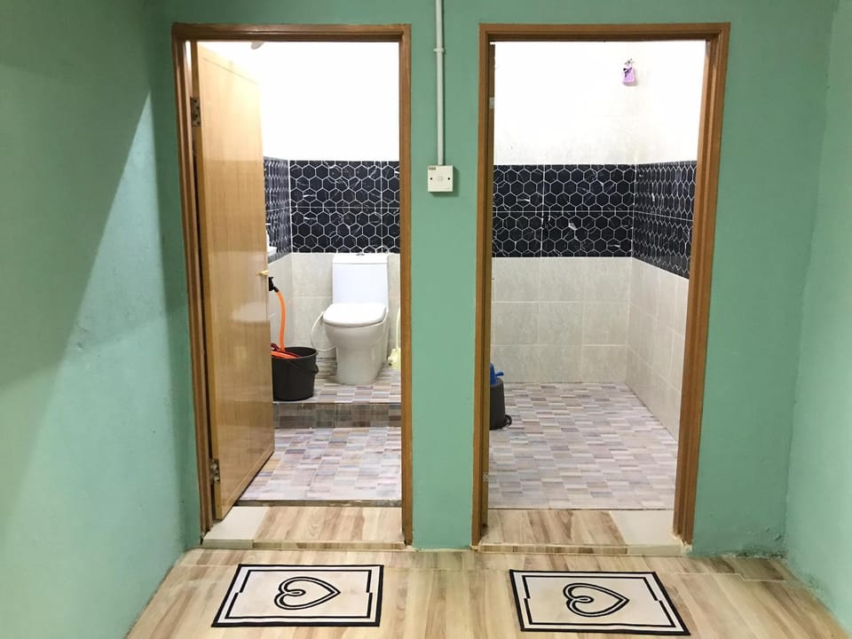 Shower, Toilet