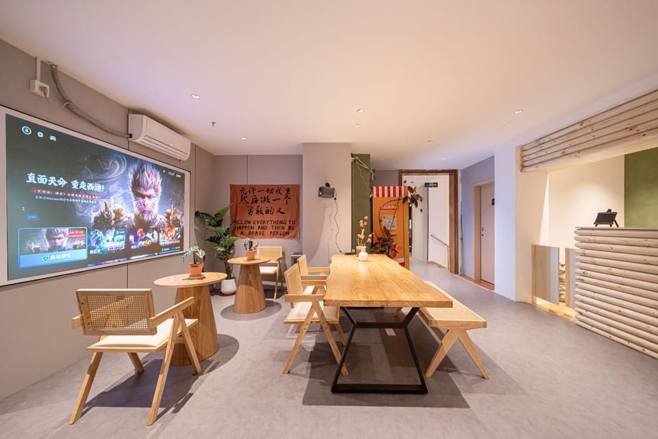 Communal lounge/ TV room, TV and multimedia, Seating area