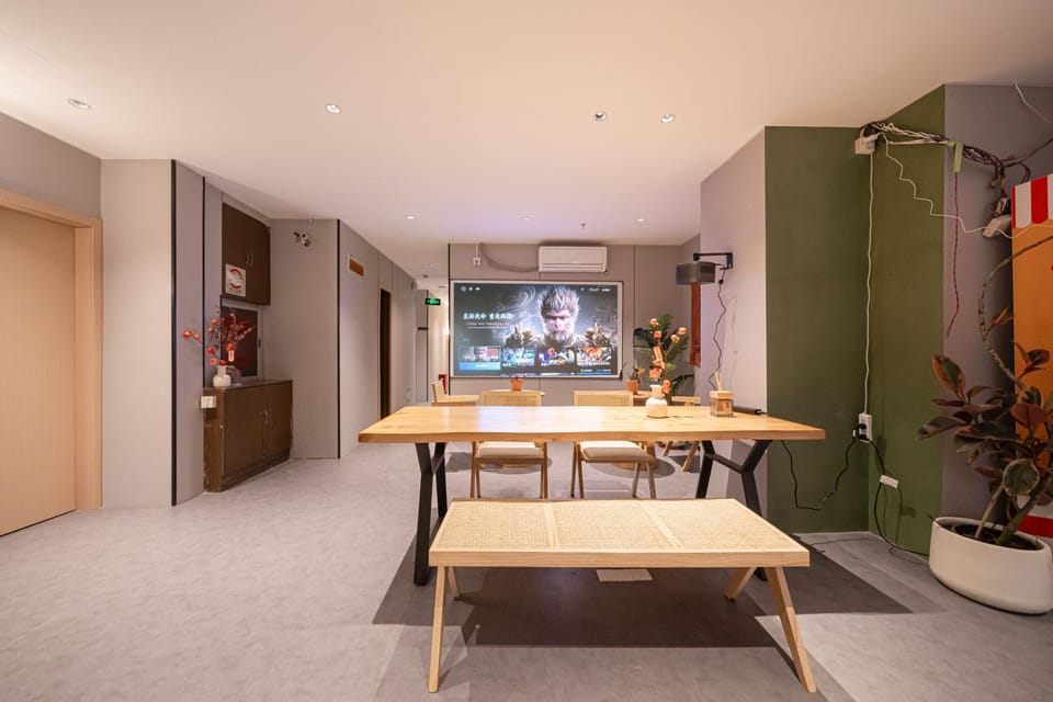 Communal lounge/ TV room, TV and multimedia, Seating area, Dining area