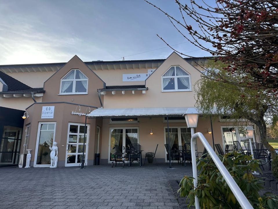 Property building, Restaurant/places to eat, Facade/entrance, Day