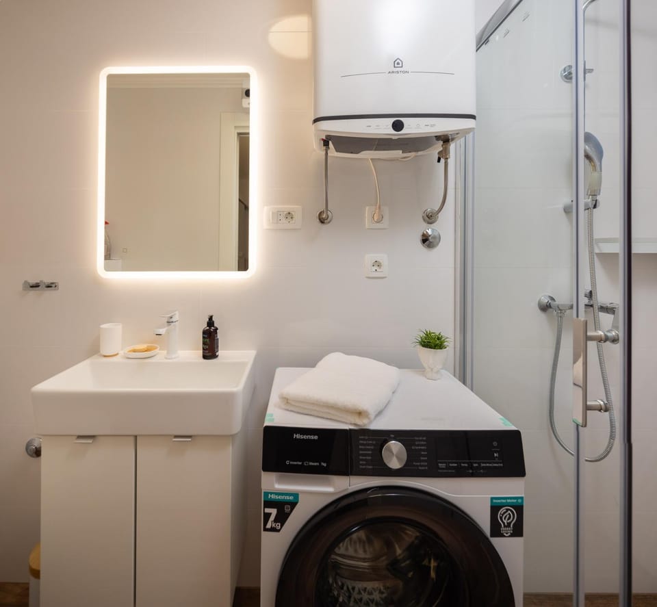 Shower, Bathroom, towels, washing machine
