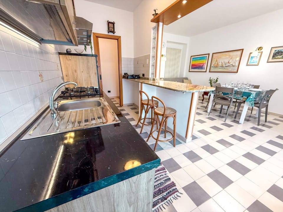 Kitchen or kitchenette, Dining area, stove