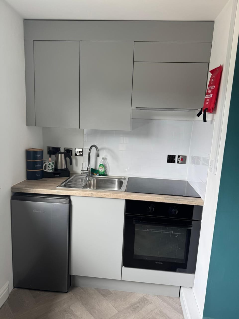 Coffee/tea facilities, Kitchen or kitchenette, stove