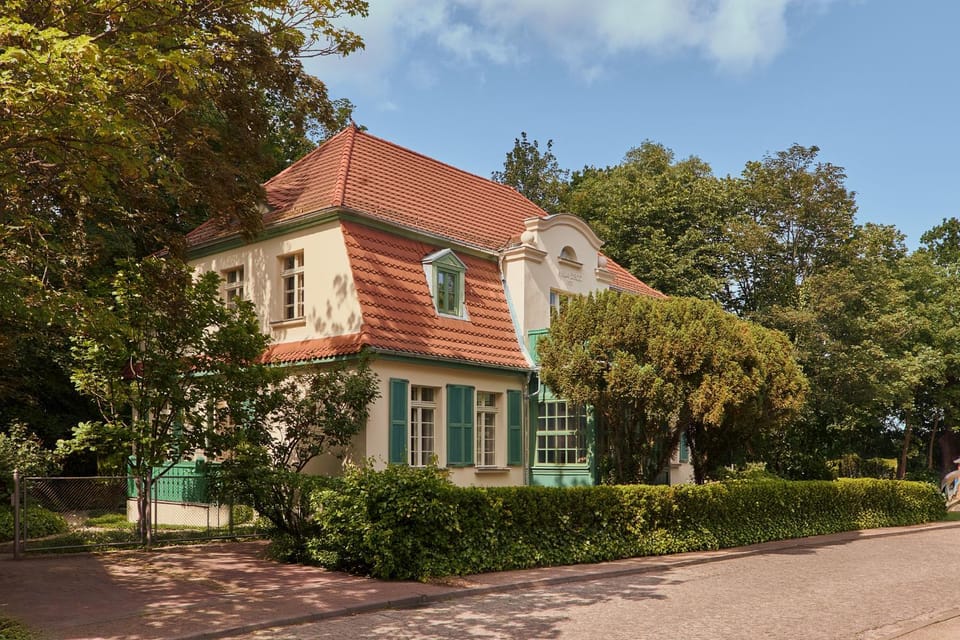 Property building, Spring, Day, Garden, Garden view