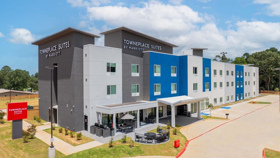 Property building, Day, Neighbourhood, Street view, Location, Parking
