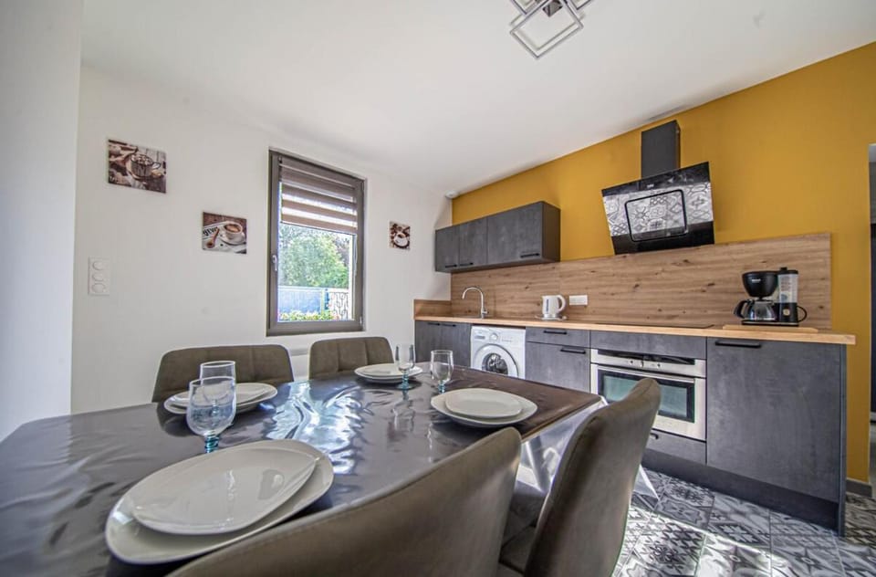 Dining area, kitchen