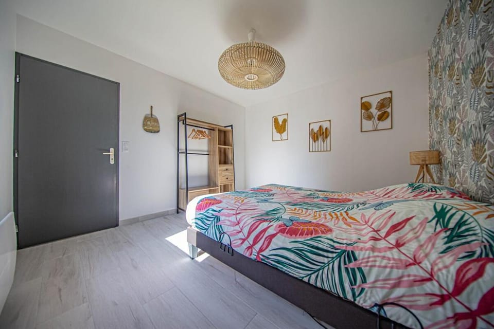 Bed, Photo of the whole room, Bedroom, wardrobe