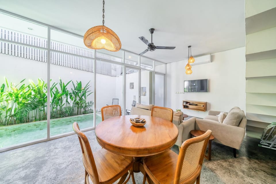 TV and multimedia, Living room, Dining area, Pool view