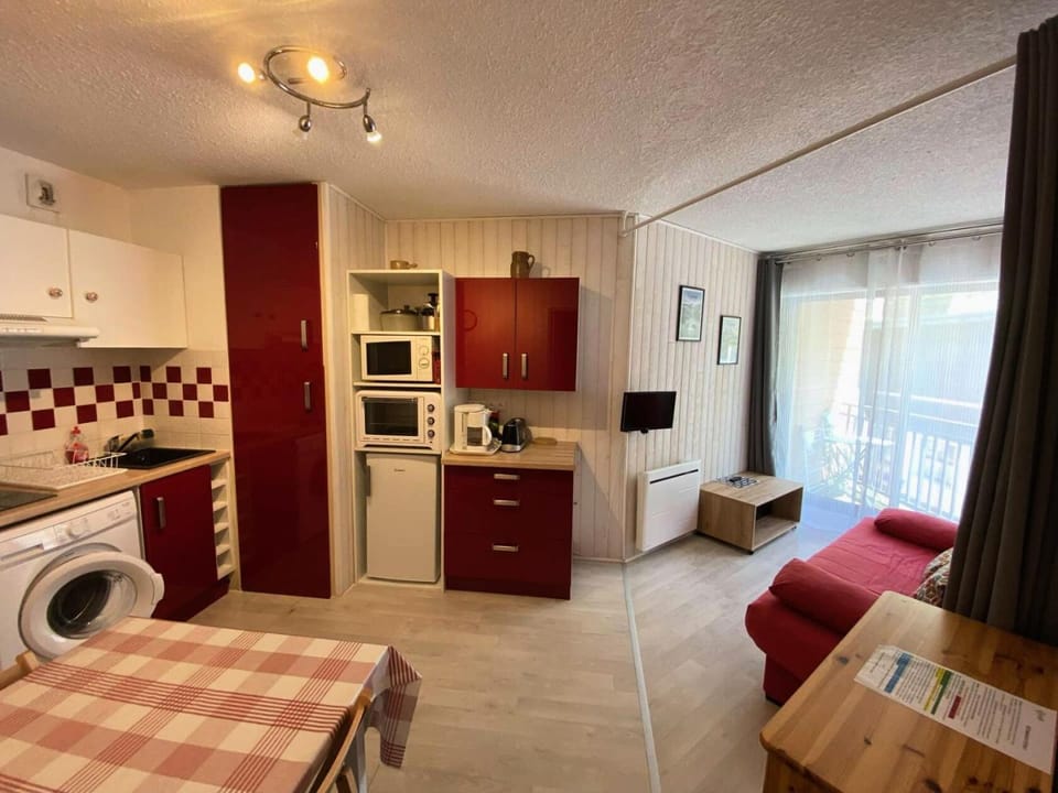 Bedroom, kitchen