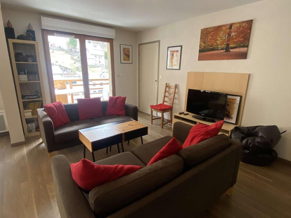 Bed, Living room, fireplace, furniture