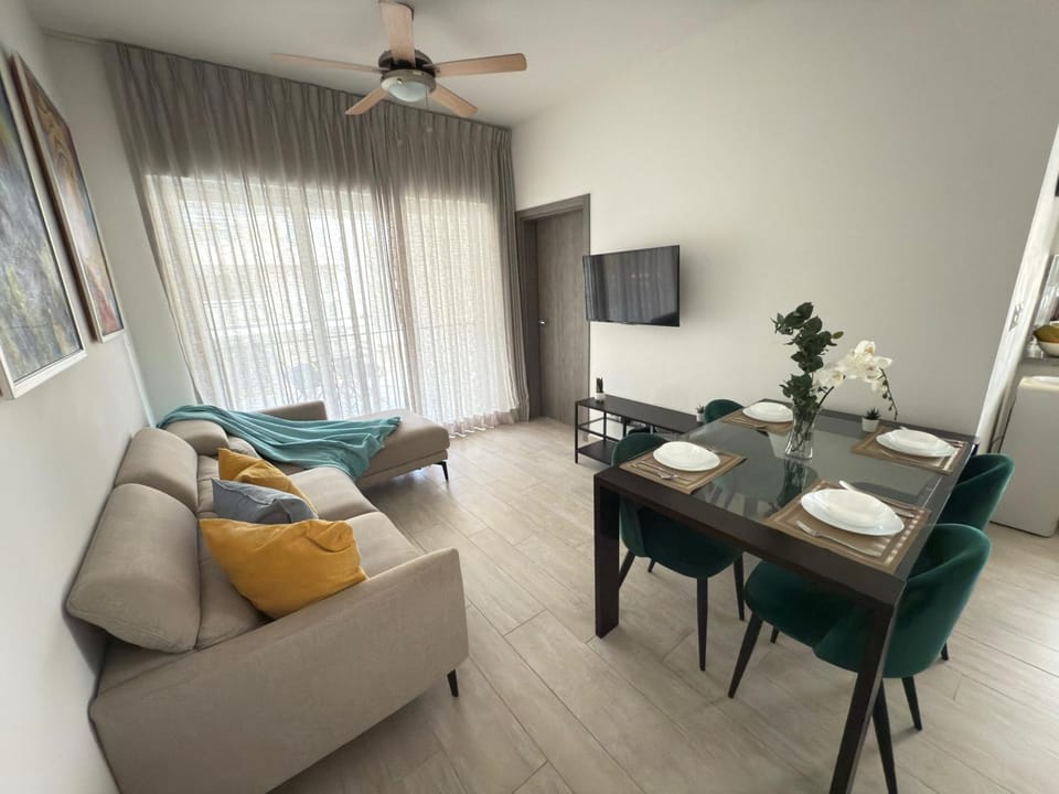 Communal lounge/ TV room, TV and multimedia, Living room, Seating area, Dining area