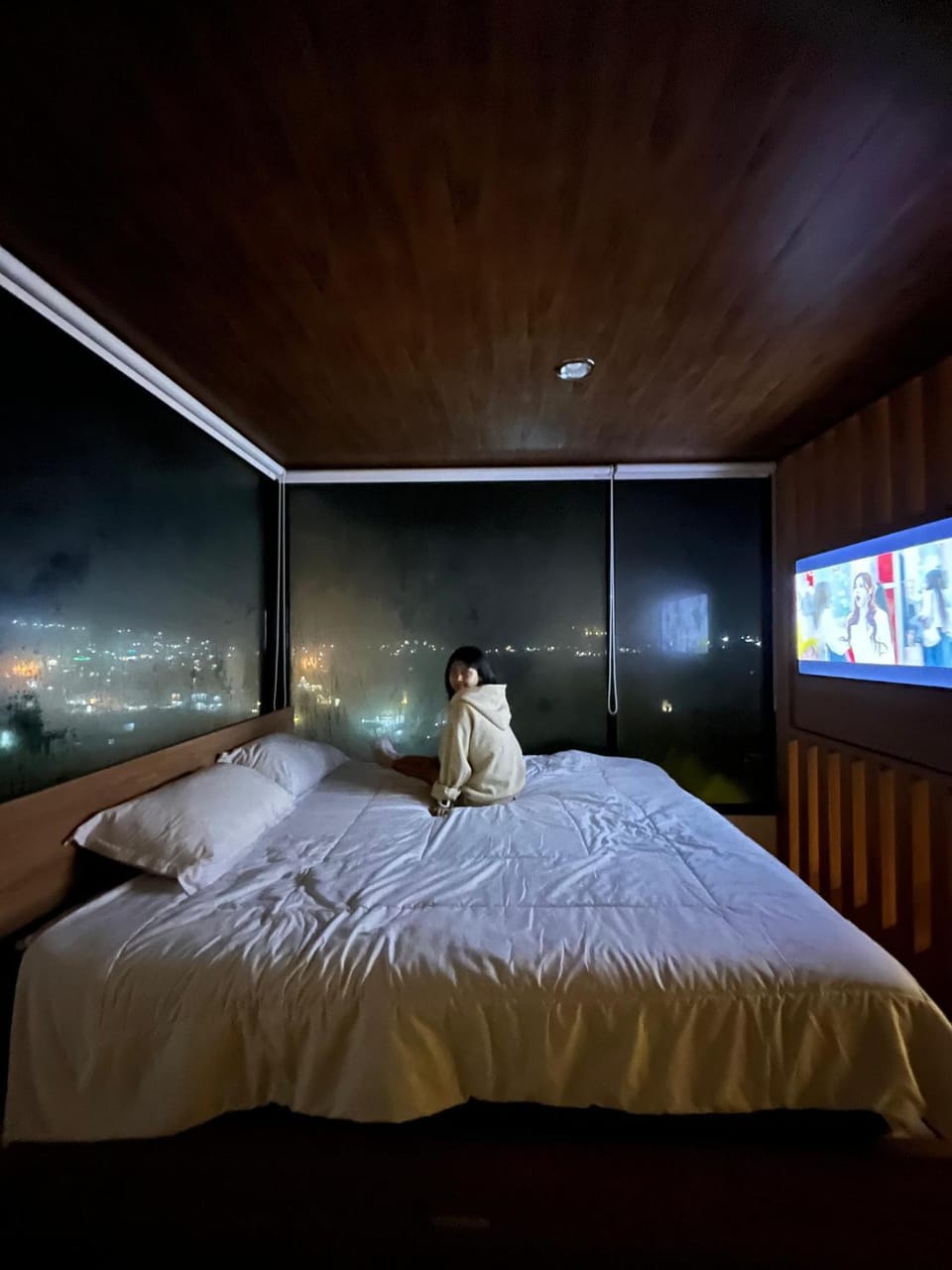 Bed, Night, TV and multimedia, Evening entertainment