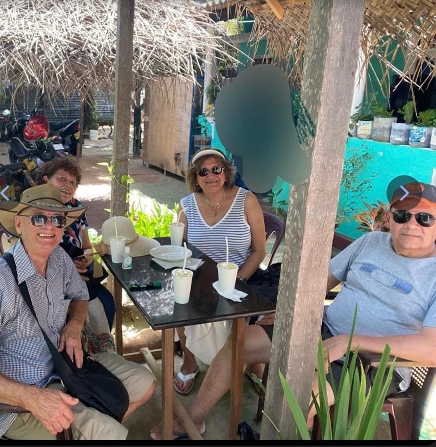 Restaurant/places to eat, group of guests